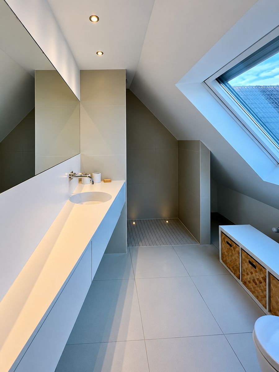 Modernes Dachgeschoss-Bad mit langem Waschtisch, bodengleicher Dusche und Dachfenster