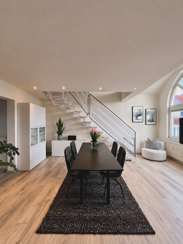 Helle Maisonette-Wohnung mit offener Treppe und Rundbogenfenster