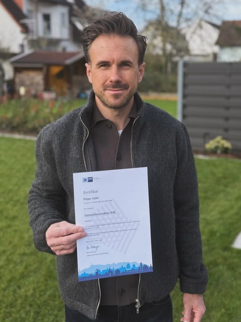 Peter Höhl mit seinem IHK-Zertifikat Immobilienmakler